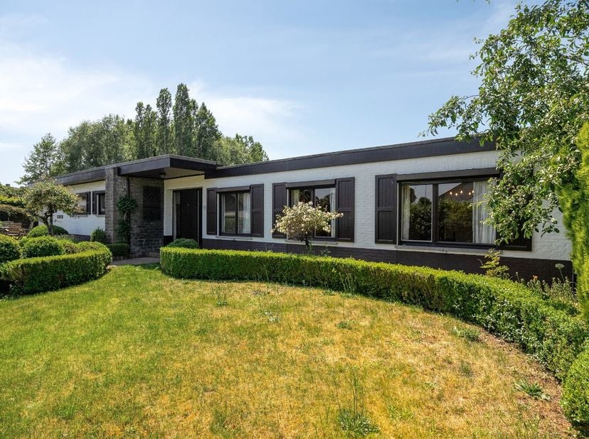 Te koop: goed onderhouden te renoveren open bebouwing in Putte, op wandelafstand van het centrum en nabij openbaar vervoer en invalswegen. Deze woning