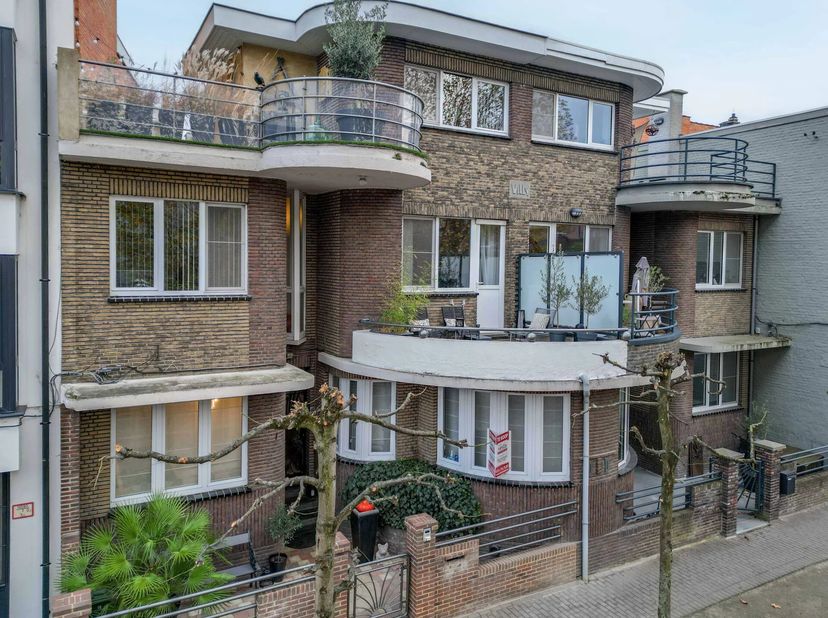 Deze stadswoning werd gebouwd in de jaren '30 in volledige art-deco stijl. Ze werd in de loop van de jaren gerenoveerd met oog voor de authentieke ele