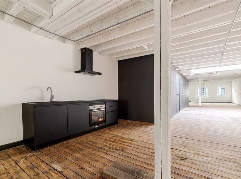 Atelier rénové ou salle polyvalente d'environ 160m²<br />
Situation :<br />
Cet atelier à louer fait partie d'un entrepôt situé au centre d'Anvers, da