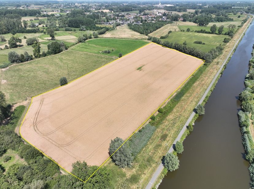 Oppervlakte: 4ha 30a 82ca<br />
Gebruik: akkerland<br />
Bestemming: landschappelijk waardevol agrarisch gebied<br />
Watertoets: P-score: D<br />
Voo