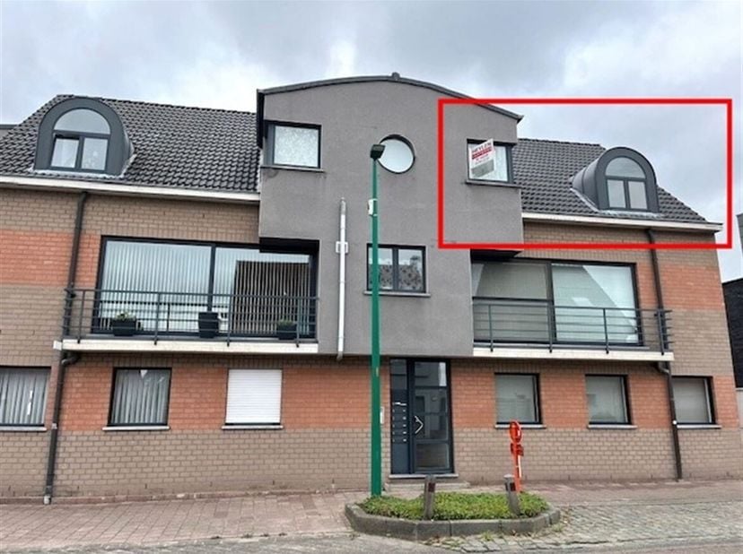 Dakappartement met 2 slpks., terras garagebox in het centrum van Vosselaar. <br />
Ligging: Gunstig gelegen appartement in het centrum van Vosselaar <