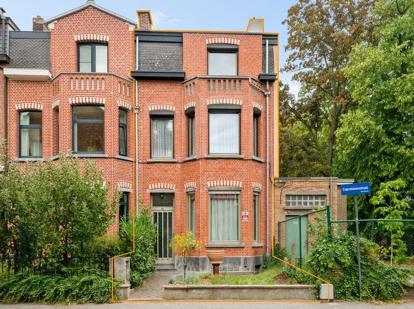 Op een toplocatie nabij het centrum Mechelen bevindt zich deze charmante woning met 4 slaapkamers dewelke energetisch al grondig gerenoveerd is.&amp;nbsp;