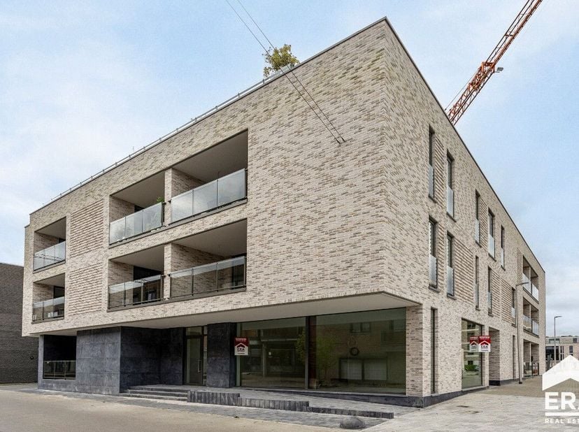 In hartje Lommel gelegen handelsruimte!Verkoop onder BTW-stelsel Casco-afwerking!