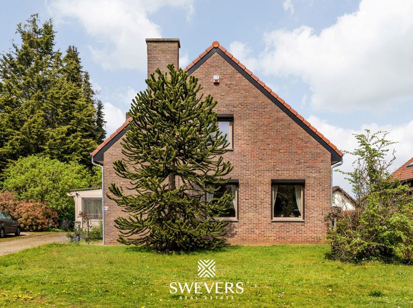 Voor meer info en foto’s, surf naar www.swevers.be<br />
 – Deze ruime open bebouwing in een rustige straat in Heusden-Zolder biedt een mooie combinat