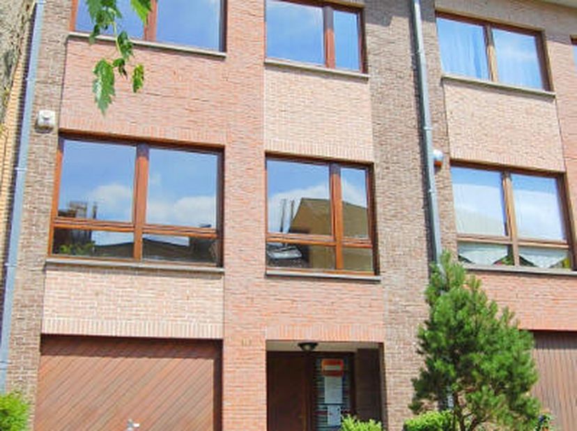 A 2 pas du Lycée Français (50 m), belle maison 2 façades moderne offrant de splendide volumes, tres lumineuses, hall d'entrée avec vestiaire et commod