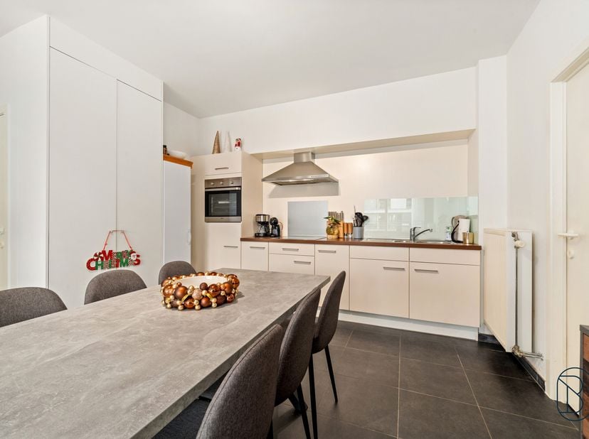 Zeer mooi onderhouden, lichtrijk appartement gelegen in het centrum van Vichte. Het appartement bevindt zich in een recent gebouw en geniet van een ui