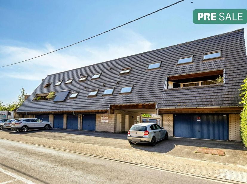 Ruim en energiezuinig dakappartement (127 m²) met grote garage te koop in Lichtervelde.<br />
Dit verzorgd dakappartement (bj 1993) geniet van een cen
