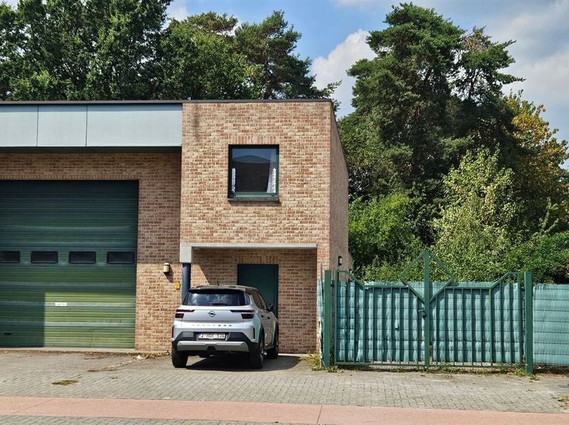 Centraal gelegen opslagruimte van ca 220 m² op enkele minuten van het centrum.<br />
Gelijkvloers: mooie open ruimte met een hoge sectionale poort.<br