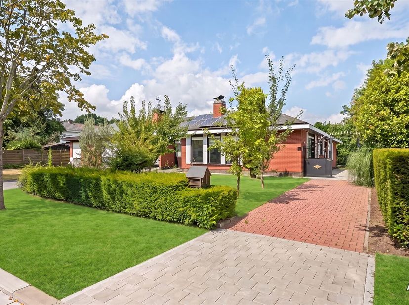 Ce bungalow prêt à emménager est le logement idéal pour ceux qui recherchent le confort, lespace et un cadre de vie paisible sans escaliers. Situé dan