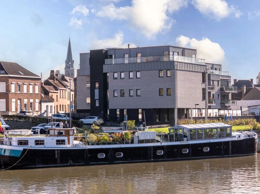 À la recherche d'un logement atypique alliant charme et liberté ?<br />
Amarrée sur les Quais d'Antoing, l'Agence Leclercq vous propose cette péniche