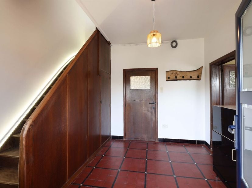 Verrassend ruime (230m²) gezinswoning met 3 slaapkamers op een royaal perceel van 15a91ca<br />
<br />
Omgeving:<br />
+ Gelegen in een aangename e