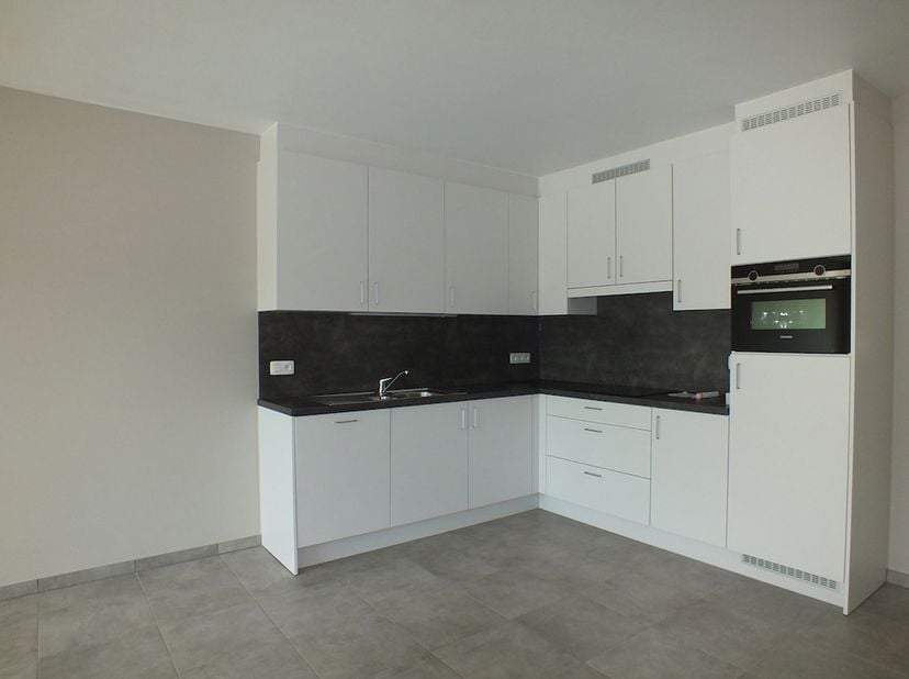 Gelijkvloers nieuwbouwappartement (93 m²) met 2 slaapkamers en mooi terras gelegen in het centrum van Lommel.<br />
INDELING<br />
Inkomhal, woonkamer