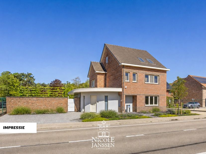 Deze kwalitatieve woning verrast met haar ruime en praktische indeling. Je geniet van lichtrijke leefruimtes die zorgen voor een aangename woonbelevin