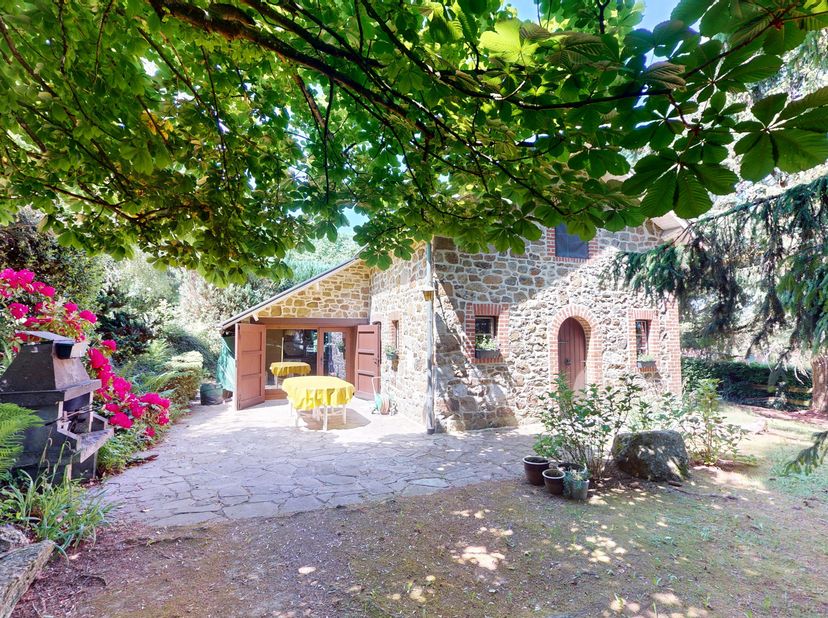 Op de hoogten van Heyd, daar waar het dorp plaatsmaakt voor velden en rust, heeft deze karaktervolle woning alles om wie op zoek is naar ademruimte te