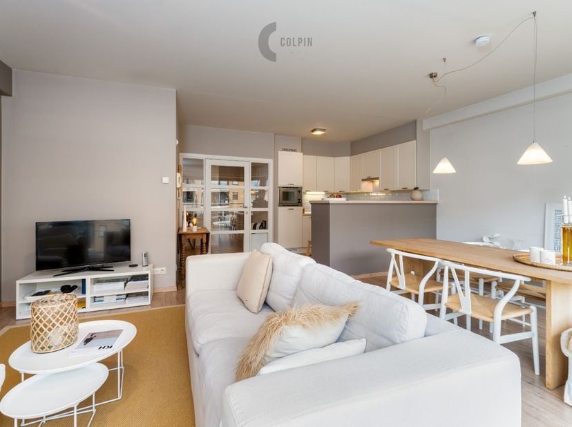 Dit is een unieke kans om een instapklaar, gezellig 2 slaapkamer appartement met mooi, zuidgericht terras op een toplocatie in Knokke-Heist te kopen.