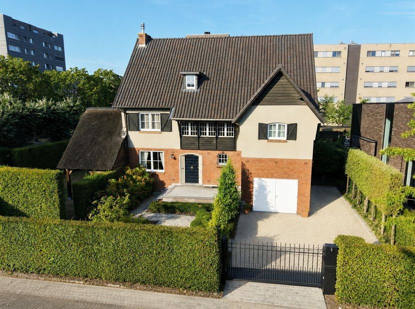 Deze karaktervolle villa in authentieke Engelse cottagestijl werd gebouwd in 1952 en bevindt zich op een volledig aangelegd perceel van circa 6 are 80
