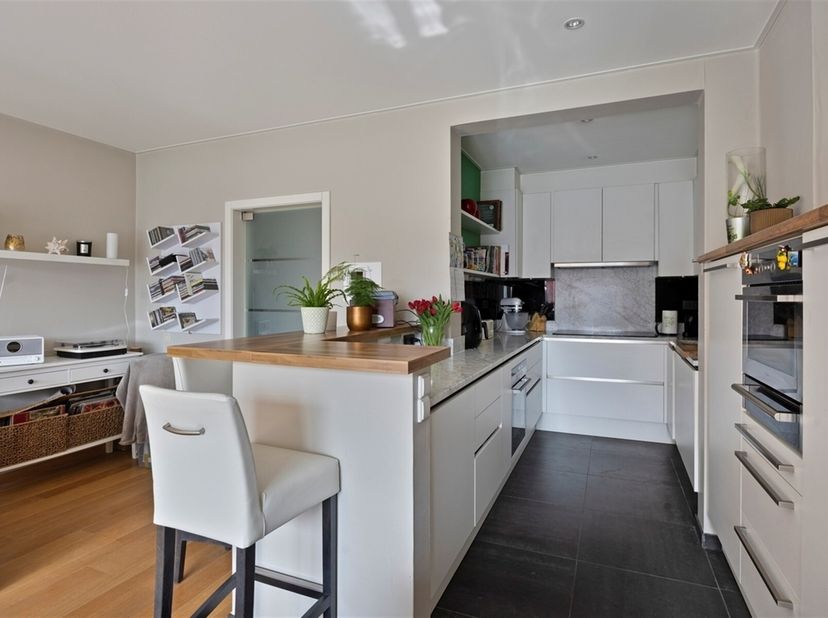 Cet appartement entièrement rénové, comprenant deux chambres et un grand parking couvert, est idéalement situé dans le centre de Louvain. Grâce à ses