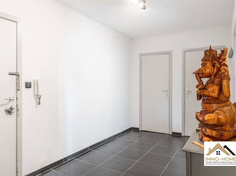 Dit ruime appartement vinden we terug op de tweede verdieping van het complex, en is te bereiken via zowel lift als trap. Je komt terecht in een riant