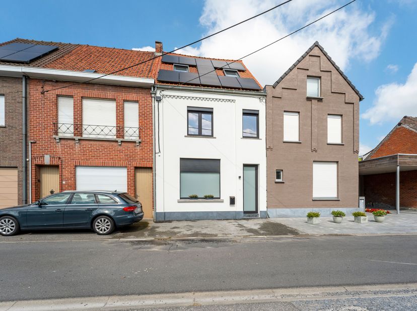 Instapklare, energiezuinige woning te koop in Ingelmunster<br />
Je betreedt de woning via de inkomhal met apart toilet. Aansluitend bevindt zich een