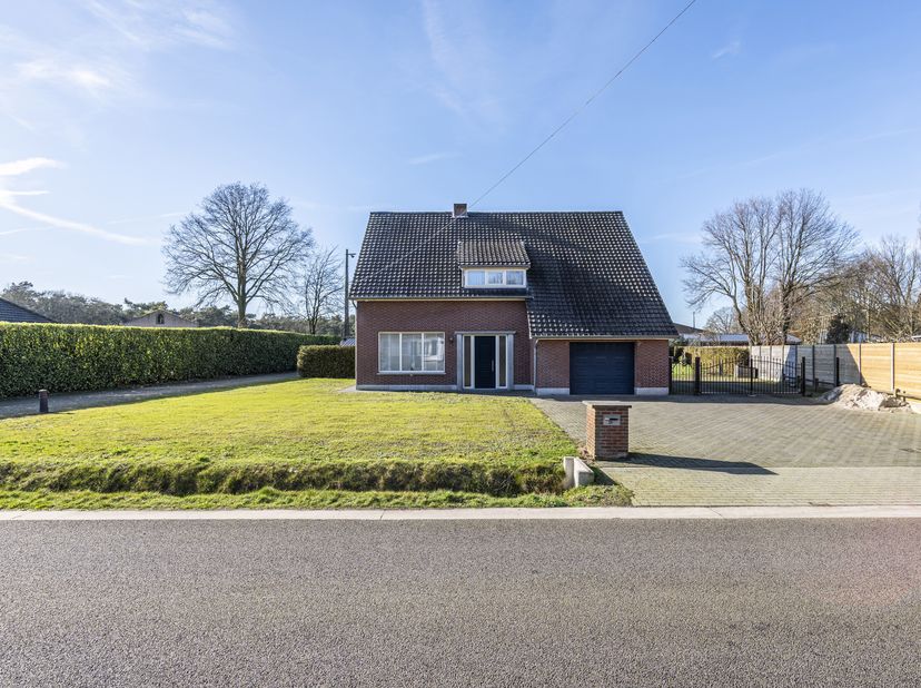Ruime vrijstaande woning met 4 slaapkamers en 2 garages op 1.306m² grond.<br />
landelijke ligging in Poppel aan Nederlandse grens.<br />
Indeling gel
