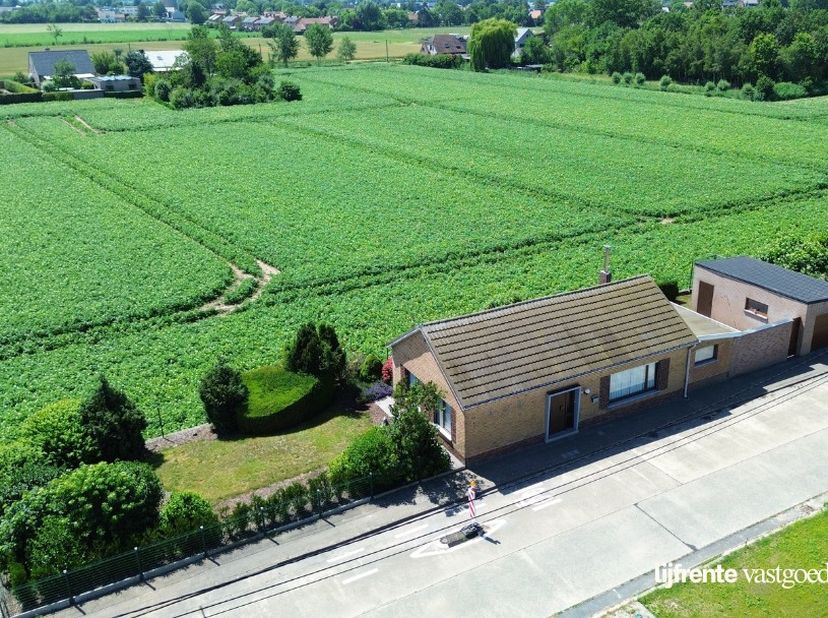 Deze eigendom wordt aangeboden als investering via lijfrente, waarbij de verkoper in de woning blijft wonen.<br />
<br />
	Boeket (voorschot): 70.000