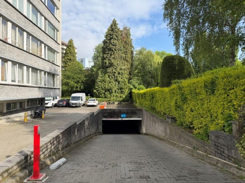 Evere - Rue de Genève 119 - Emplacements de parking intérieur à vendre. Localisation idéale pour investisseur ou particulier. Accès aisé vers les gran