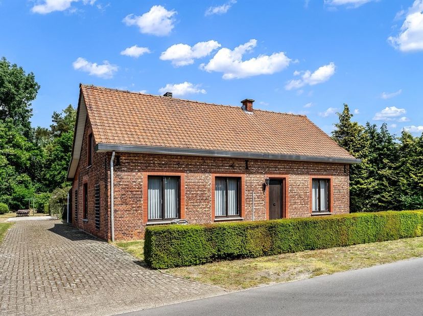 Goed onderhouden woning met potentieel op leuke ligging! <br />
Belangrijkste troeven:<br />
- Zeer goed onderhouden <br />
- Ruime woonkamer <br />
-