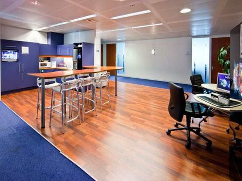 Dit moderne businesscentrum in Berchem biedt je een werkomgeving die volledig is ingericht op professionele groei en samenwerking. De site maakt een g