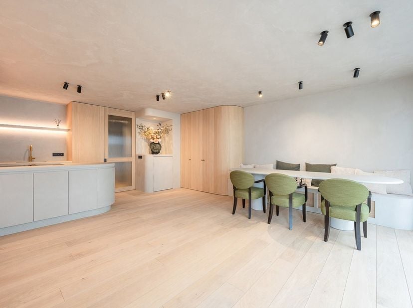 Prachtig gerenoveerd appartement met 3 slaapkamers, uitstekend gelegen op enkele passen van de Zeedijk en het Driehoeksplein. Indeling: inkomhal met v