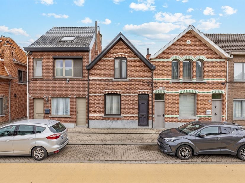 Op zoek naar een woning met potentieel? Dan is dit misschien wel uw kans!<br />
<br />
Deze te renoveren woning is gelegen nabij Nieuwkerken en vorm