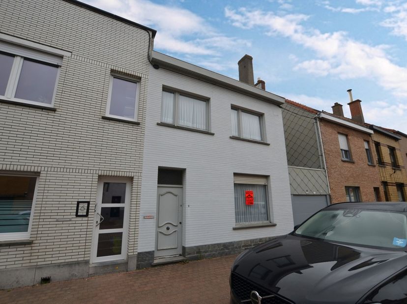 Ruim goed onderhouden woonhuis gelegen in een rustige woonwijk. <br />
<br />
Indeling:<br />
<br />
Inkomhall, woonkamer, keuken, berging, buiten toi