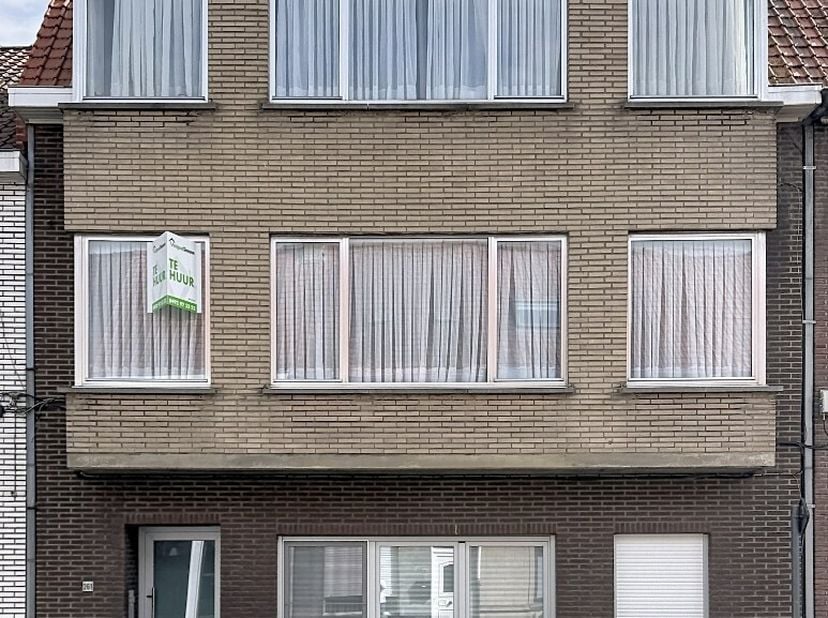 Dit instapklaar appartement bestaat uit: inkomhal - living - keuken - berging/wasplaats - toilet - badkamer - 2 slaapkamers.<br />
Vrij 1/09/2026. Huu