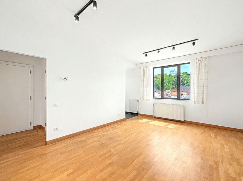 In het hart van Brussel, op een toplocatie nabij de Kunstberg en de Zavel, bevindt zich dit charmante gelijkvloerse appartement met een bewoonbare opp