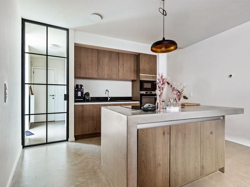 Cette maison située sur l'Oude Kuringerbaan a été entièrement démantelée et rénovée en profondeur en 2020, tant sur le plan architectural que techniqu