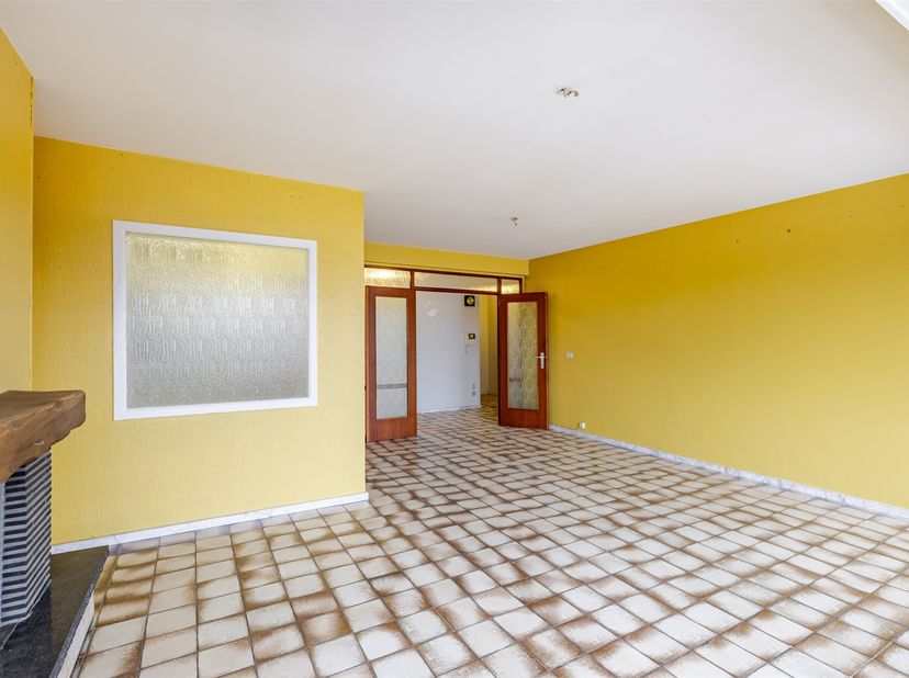 Dit appartement is gelegen op de vierde verdieping van een gebouw aan de Hopmarkt 3 bus 4 in Aalst, pal in het historische en levendige hart van de st