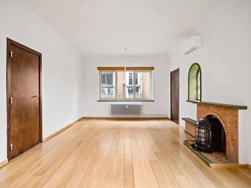 Op zoek naar een ruim en aangenaam appartement in een rustige, maar centraal gelegen buurt? Dit charmante appartement aan de Willem Geetsstraat 1 in M