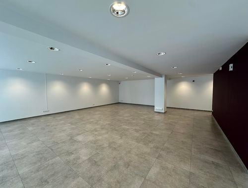                                         Bien commercial à louer à Waregem, € 1.800
