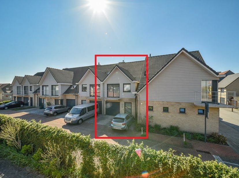 Dans la Voetbalstraat à Furnes, nous trouvons cette maison récente de 4 chambres (2008) à louer. La maison est située près du centre de Furnes, de la