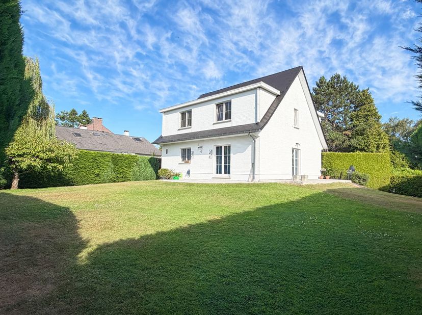 WATERLOO – wijk Versailles. Aangename villa (4 slpk/2 badk) met een prachtige aangelegde tuin van ongeveer 400 m². De woning bestaat uit een inkomhal