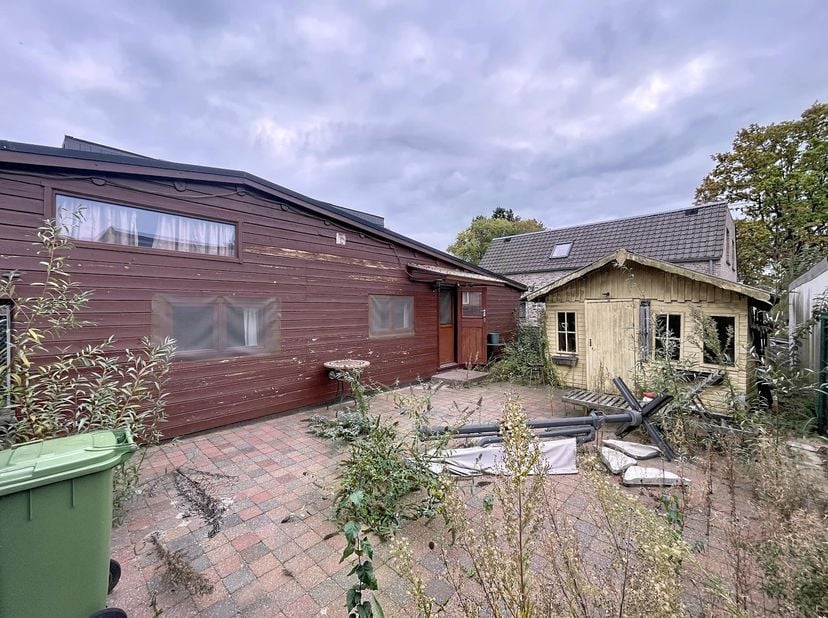 TE RENOVEREN VAKANTIEVERBLIJF/CHALET - <br />
<br />
Gelegen in de verblijfsrecreatiezone 'Waesmeer'.<br />
- Gelijkvloers: inkom in ingerichte keuken