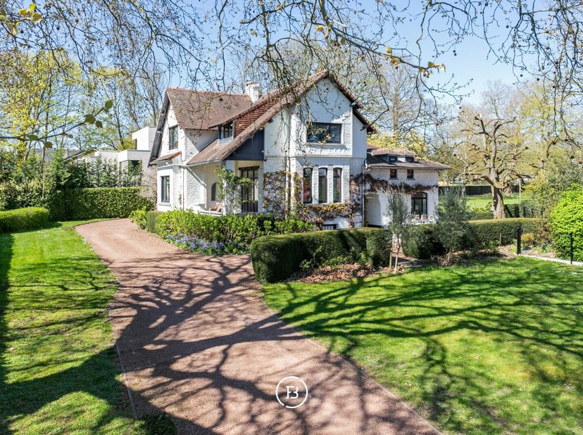 Découvrez cette villa charmante et pleine de caractère, située à deux pas de Bruxelles. Implantée sur un vaste terrain verdoyant, elle offre une combi