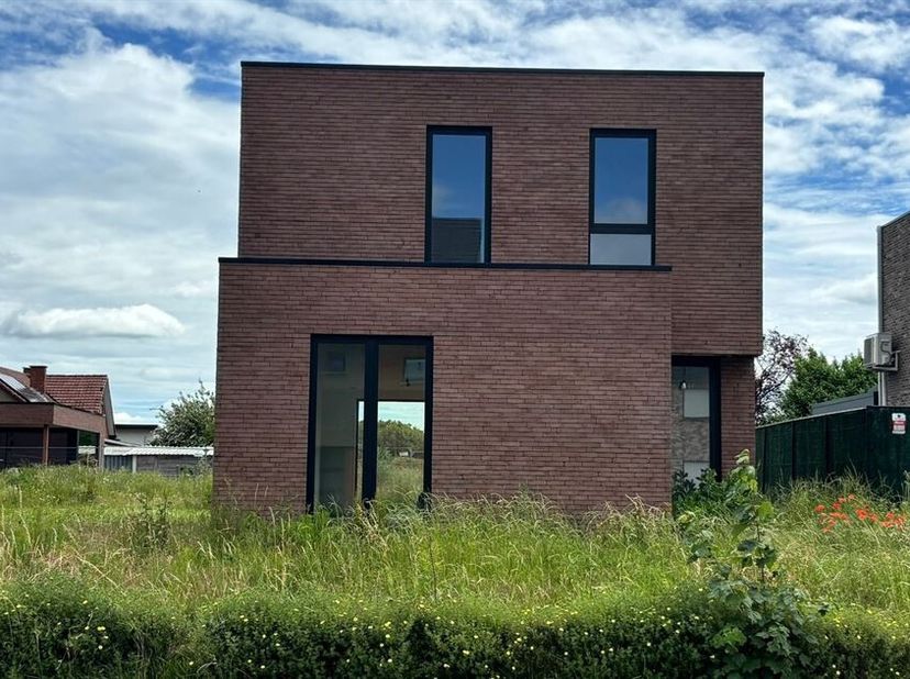 Bent u op zoek naar een nieuwbouwwoning die u volledig naar uw eigen smaak kunt afwerken? Dan is deze prachtige open bebouwing aan de Vliegveldlaan 12