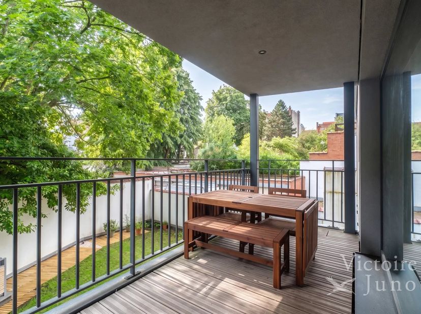 Victoire Junot stelt u dit mooie, bijna nieuwe appartement voor, gelegen op de eerste verdieping van een gebouw uit 2021, met alle comfort van een rec
