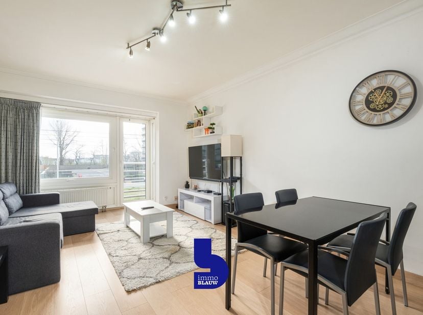 Dit instapklare en volledig vernieuwde 1-slaapkamerappartement is gelegen op de eerste verdieping van residentie Saint Maxime, op een topligging vlak