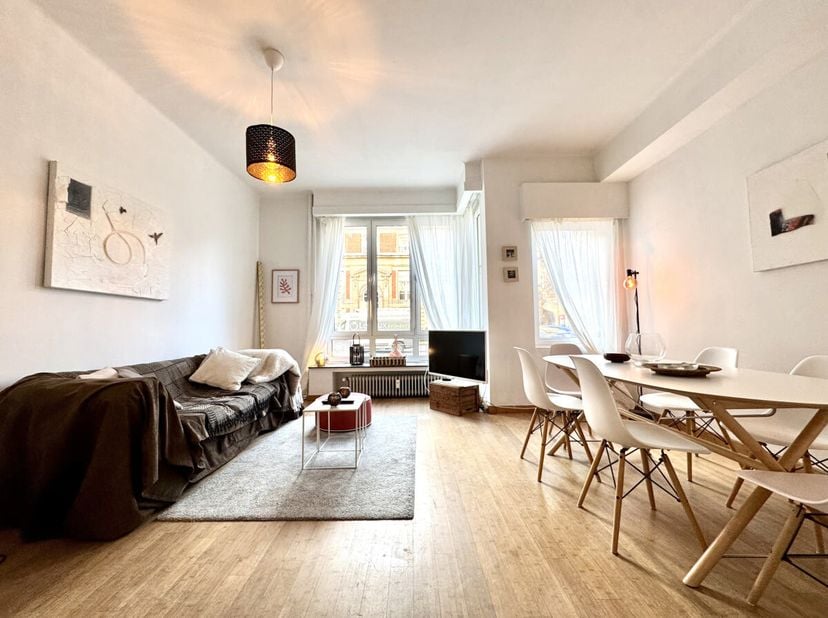 Avenue Jeanne, à deux pas du Bois de la Cambre et de lULB, agréable appartement 1 chambre de 61 m² (suivant PEB) situé au rez-de-chaussée (en recul) d