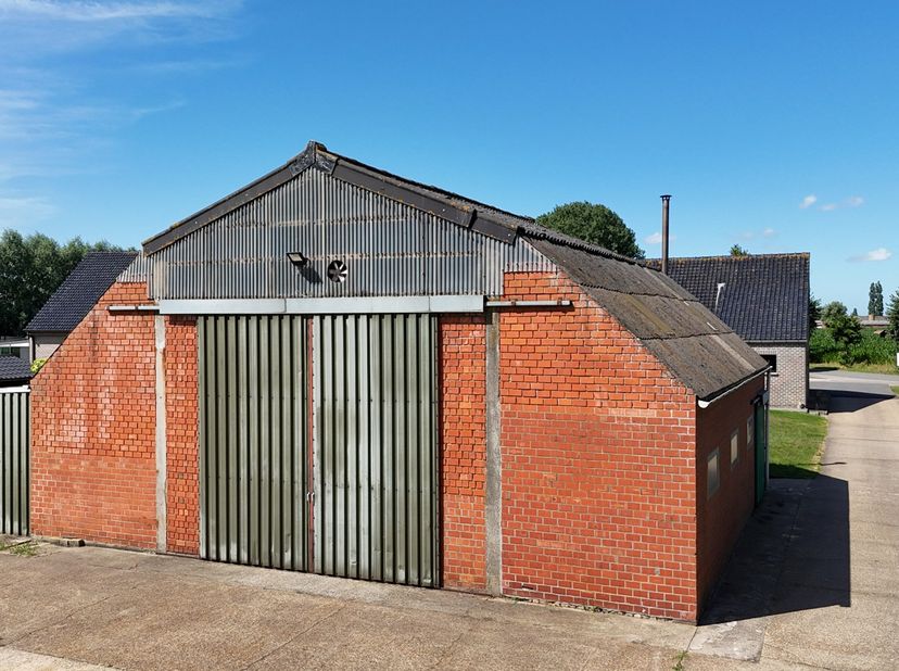Deze alleenstaande woning is gelegen op een grondoppervlakte van 1300 m² en bestaat uit: oprit - inkomhal - living - keuken - berging - wasplaats - ba