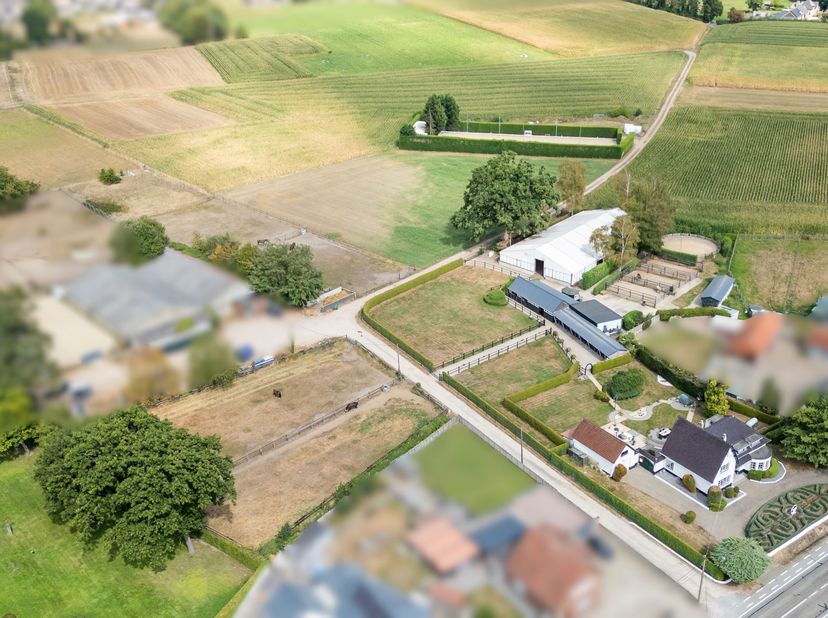 NIEUWE VOORWAARDEN!!<br />
NEEROETEREN - Deze eigendom is een absolute buitenkans voor de (semi)professionele paardenliefhebber! Hier beschikt u ook o