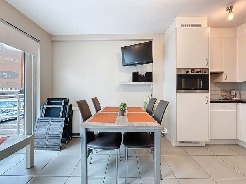 Appartement idéalement situé à proximité de la rue commerçante, de la digue, de la plage et des transports en commun. Situé au premier étage, cet appa