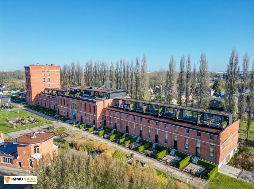 Dit penthouse met een ondergrondse parking en kelderberging bevindt zich in een karaktervol gebouw dat vroeger dienst deed als chocoladefabriek en met