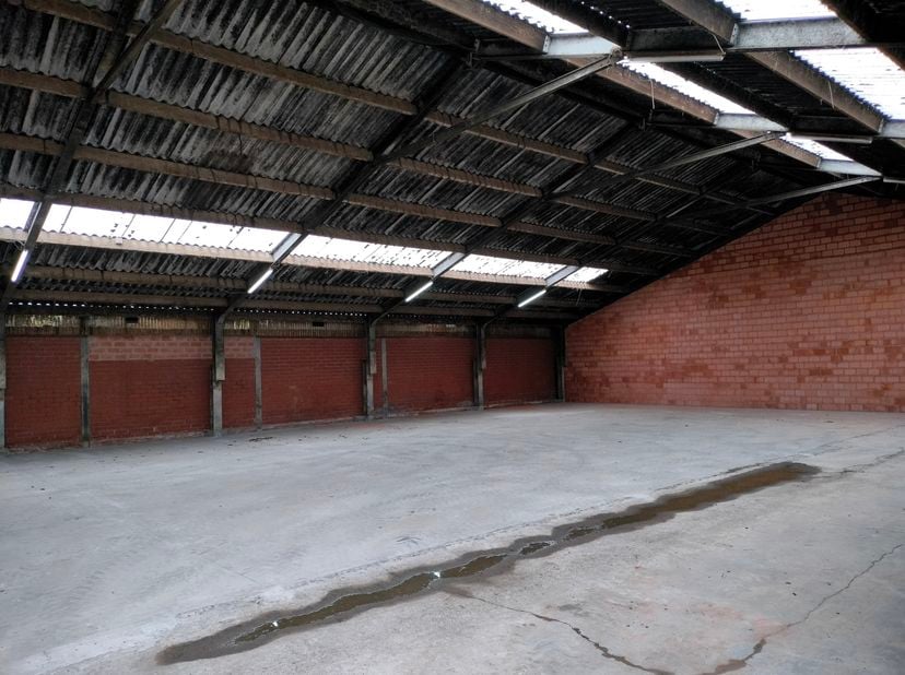 Op een vlot bereikbare locatie in Ruddervoorde bevindt zich deze ruime opslagloods van ca. 400 m². De loods is ideaal voor opslag, logistiek of lichte